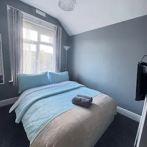 Guest house Shirley House 6, Guest House, Self Catering, Self Check In With Smart Locks, Use Of Fully Equipped Kitchen, Close To Centre, Ideal For Longer Stays, Excellent Transport Links, Southampton